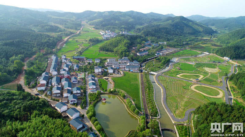 江西渝水：十里穷村拓富路，晨辉夕照映乡愁