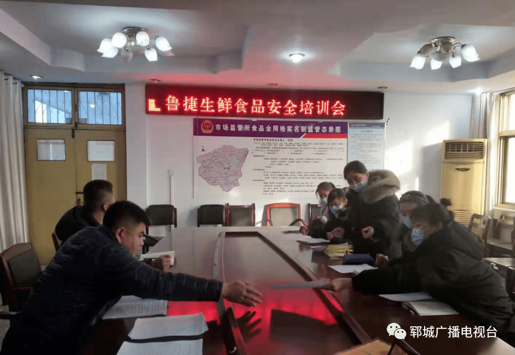 杨峰镇人口_杨峰演员(2)
