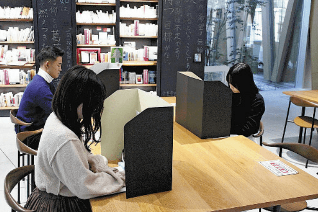 纸业公司|日本用纸箱制成防飞沫板：既有助学习又防新冠