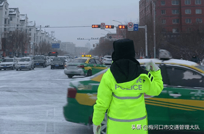 巾帼不让须眉梅河口最美女交警走红雪天坚守岗位指挥交通