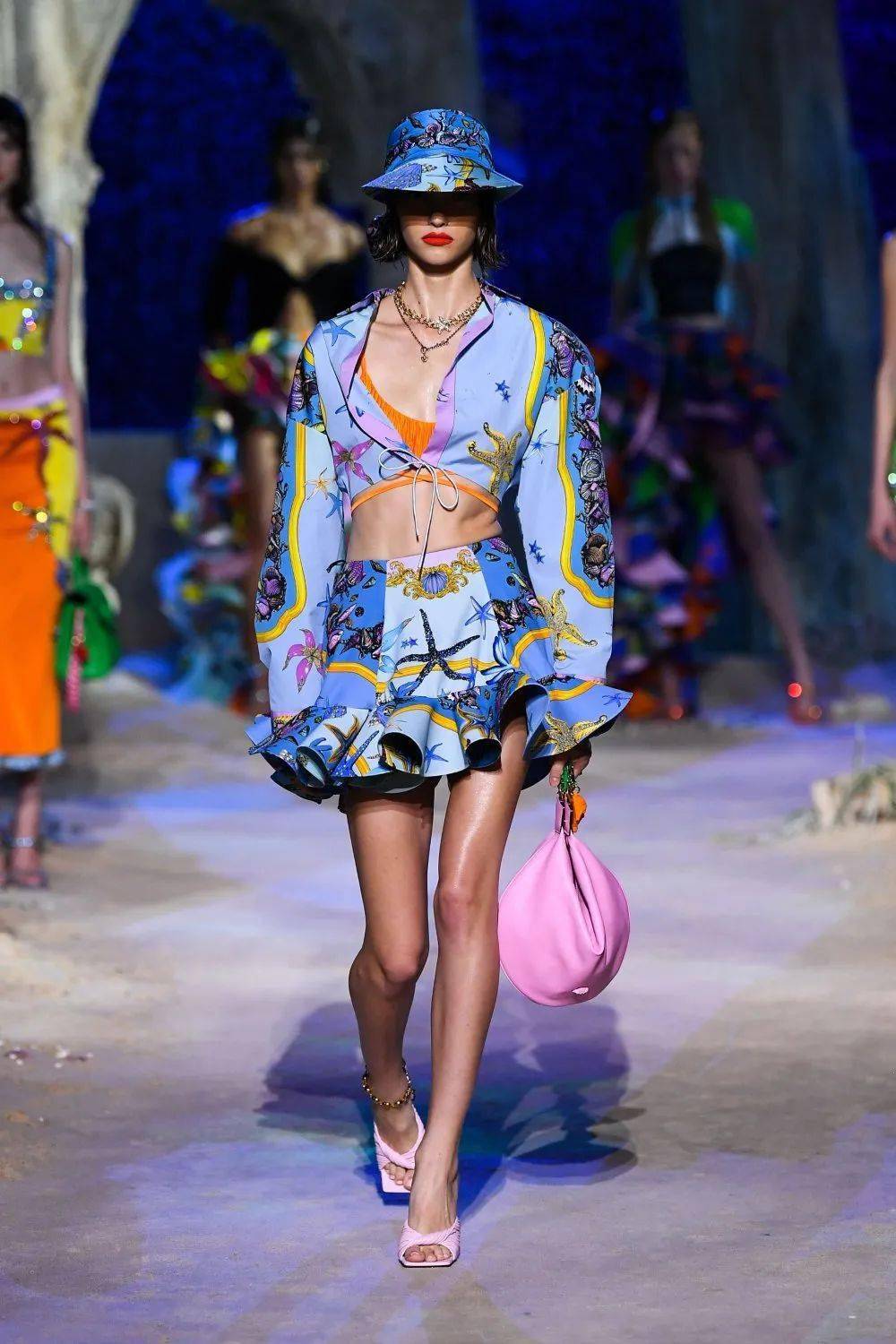 范思哲2021秋冬时装秀,迪奥2021秋冬时装秀 versace(范思哲)2021春夏时装秀!