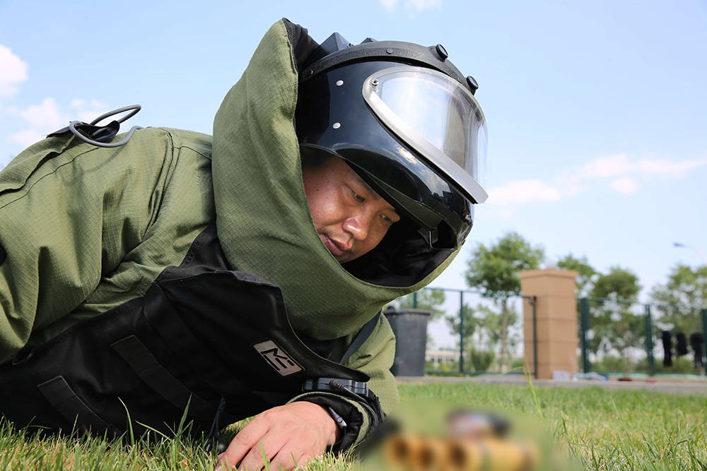 高杨从侦察兵到拆弹专家