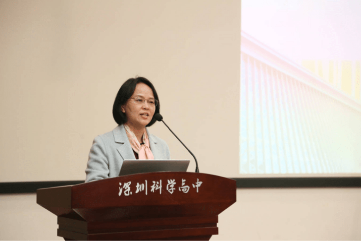 深圳科学高中校长尚强在致辞时强调了阅读的重要性,教导同学们要用心