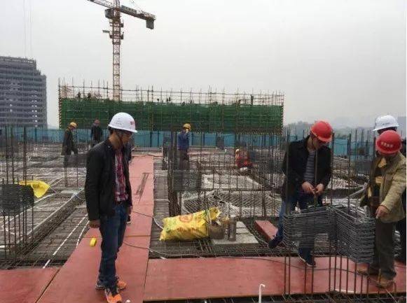 实例观摩全工序穿插施工,铝模+全钢爬架+剪力墙免抹灰!