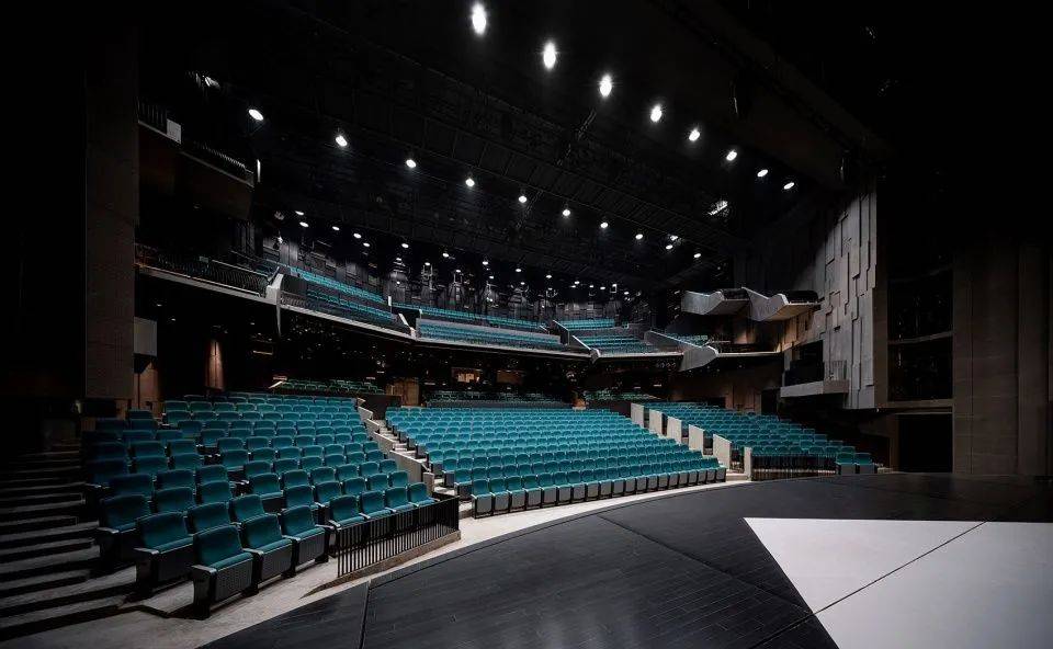 东坡大剧院是杭州的老牌剧场了,2019年装修后焕然一新,整个儿北欧性