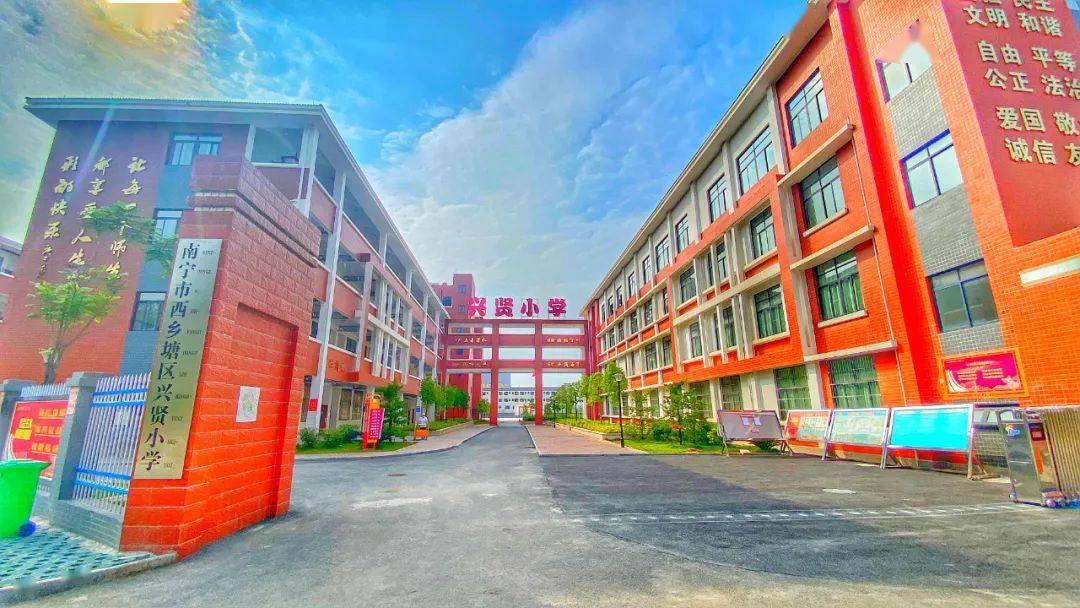 共新建成投入使用南宁市那考河小学等18所公办中小学校,新增学位2.