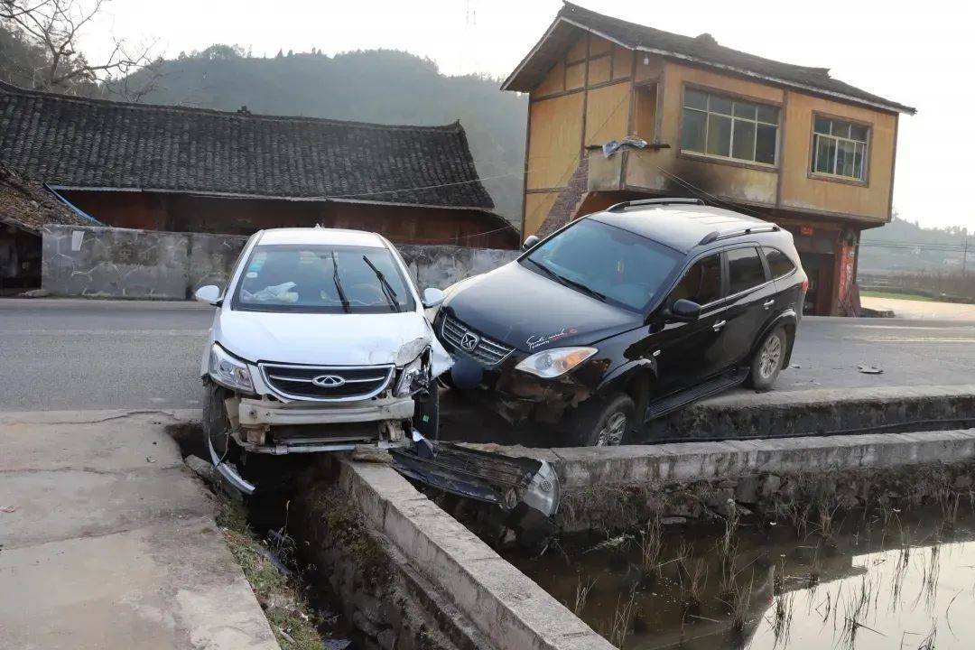 1月11日,贵州省黔东南州一男子方某,驾车载着全家人出门.