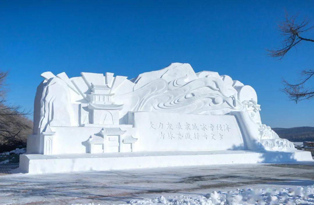 冬季的净月潭,洁白的雪随风潜入茫茫林海,覆盖在枝丫间晶莹闪烁,变成