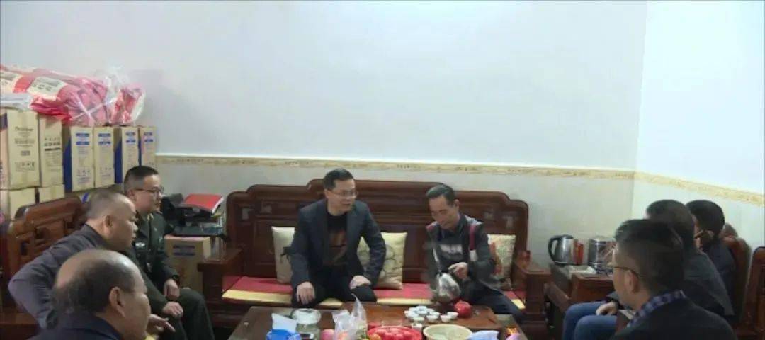 李吉祥,许孝忠率队走访慰问现役"三等功"优秀士兵"军人家属