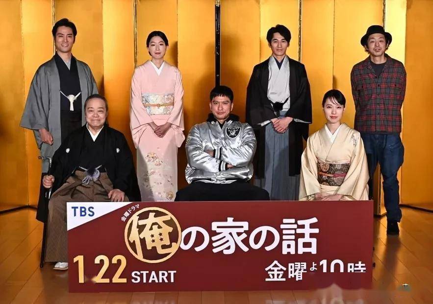 出席tbs电视台电视剧《我家的故事》线上记者会的(后排从左起)桐谷