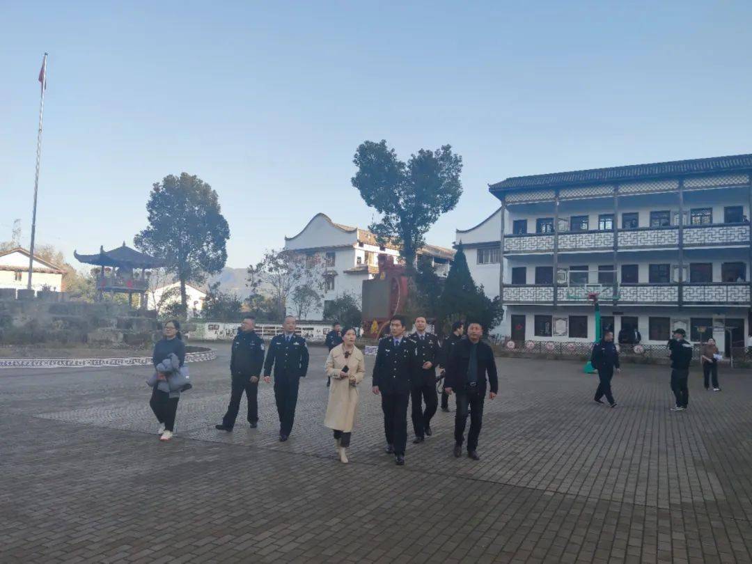 在畲乡文化广场,倪建海听取了我乡负责人对文礼书
