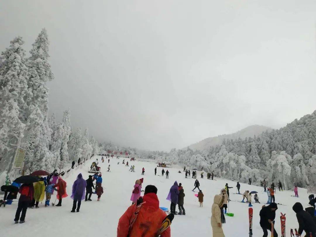 的北国风光 设置了不同规格的雪道 为滑雪爱好者提供优质的滑雪场地