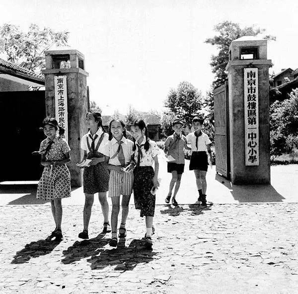 1959年,南京鼓楼第一中心小学1974年,南通小学生学雷锋补图书1982年