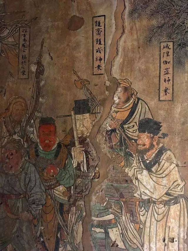 西壁上为三世佛和礼佛图,下为道教万神图;北壁上为十八罗汉,下为十殿