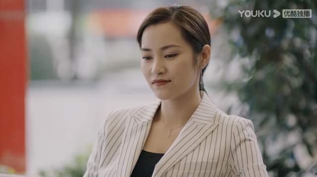 原创《紧急公关》尹静雅,现代职场精英范儿,成熟女性的魅力真迷人
