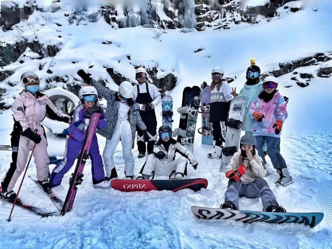 浪漫场景浑然天成 蓝天白云再配上白雪 轻巧的雪橇,五颜六色的滑雪服