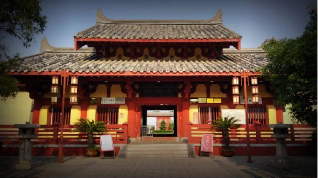 至于黄色之门也极其显贵,以至唐代用"黄阁"指宰相府,用"黄阁"借喻