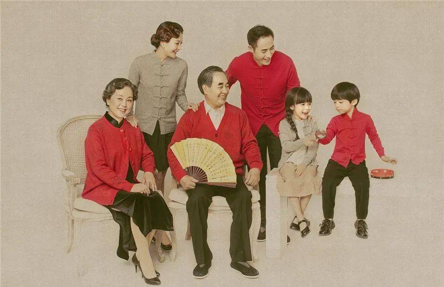 小镇年味正浓牛气全家福迎新春