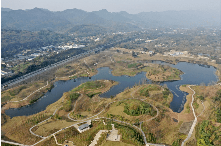 斐然湖周边景观打造下堰基本完成.