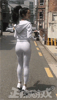 正惊gif:女生寝室新玩法,用垃圾桶和床单,还原大型舞狮现场!