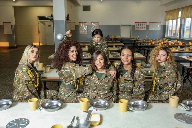 亚美尼亚美女进军营,当一日士兵,学步枪使用,金发飘逸