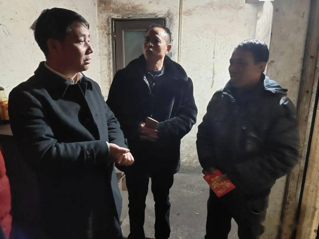 市领导走访慰问特困职工