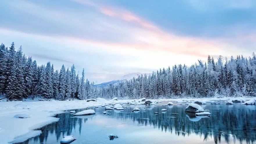 白雪皑皑的冰湖