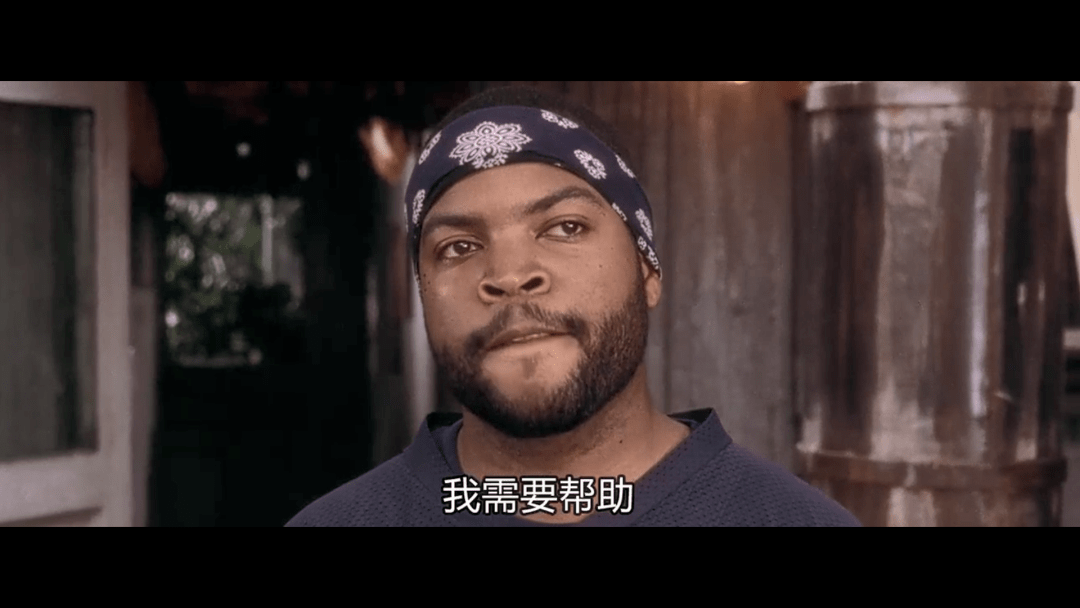 直到他带着手枪,爬上桅杆.电影开始,在一只船上,一个男人惊恐不已.