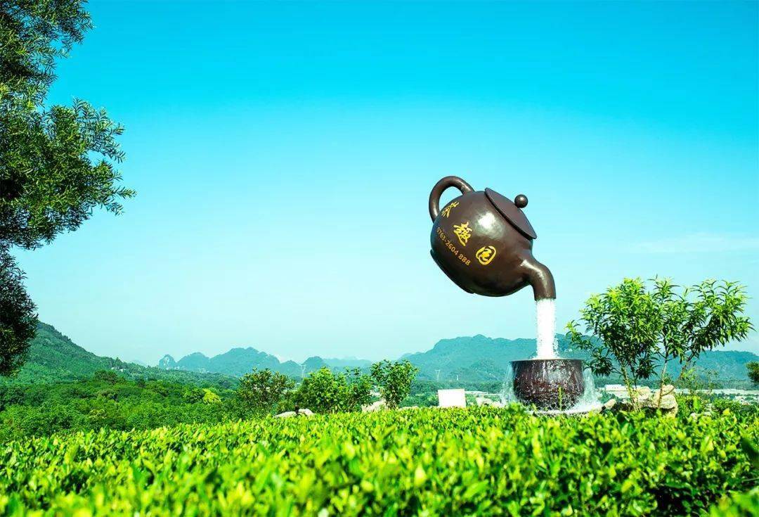 茶趣园大茶壶景区,绿树映衬,空气清新.