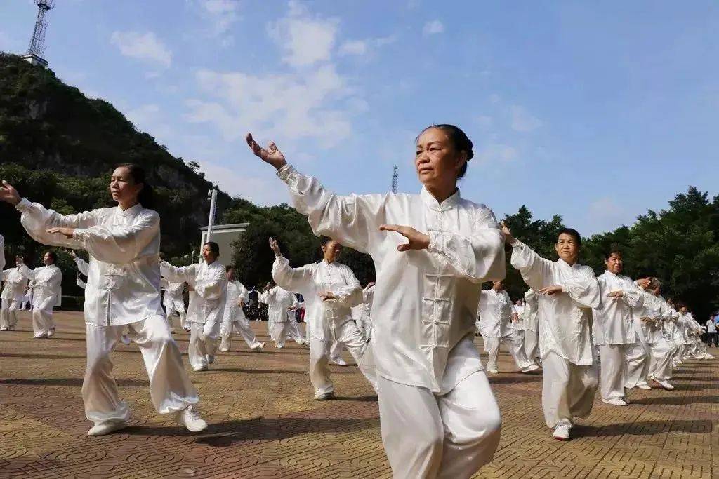 又因为功法共有八段,每段一个动作,故名为「八段锦」