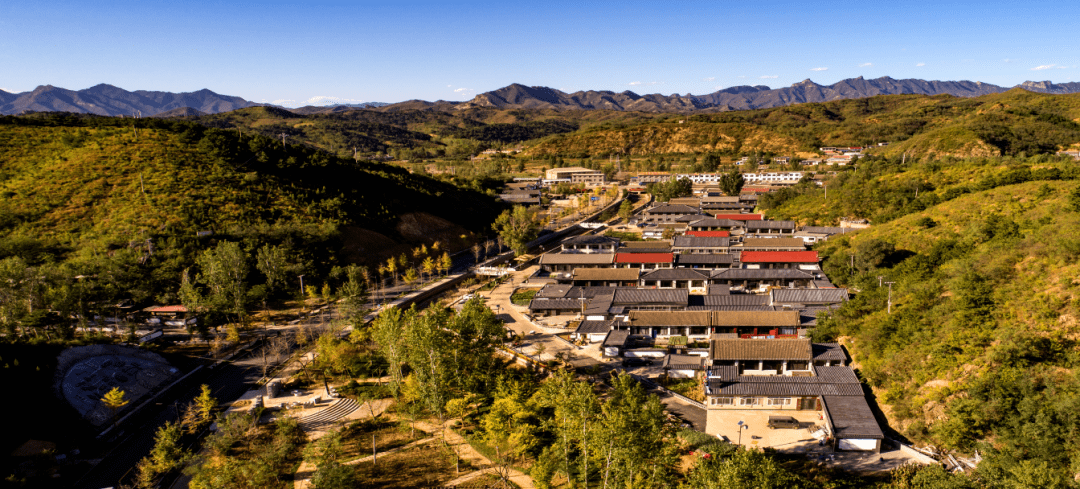 村庄坐落在金山岭长城脚下,与北京市密云县仅长城之隔.