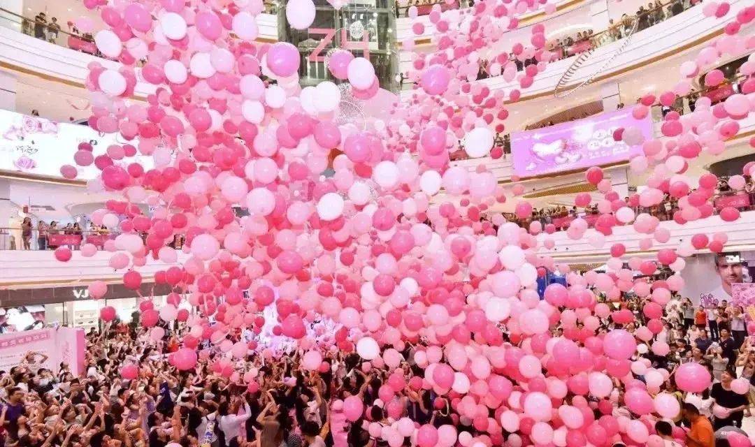 满200元减50元领取地点凭当日购物小票至2f服务台领取情人节气球雨