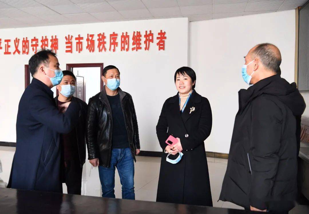 慰问暖人心关怀显真情市委常委宣传部长王一花看望慰问市场监督管理局