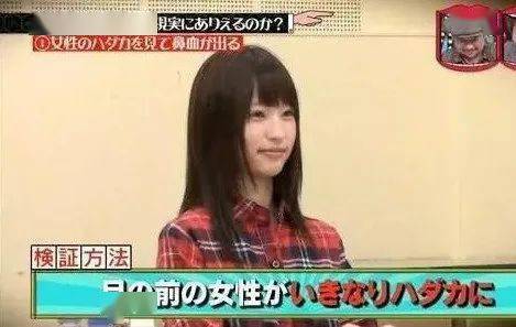早已被摄像机后面的女友尽收眼底突然出现的比基尼美女诱惑你受不受得