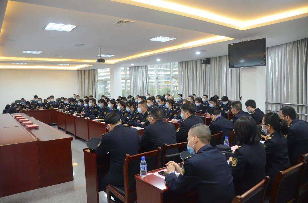 局党组书记,局长钟有亮同志代表局党组向受聘专技人员表示衷心的祝贺