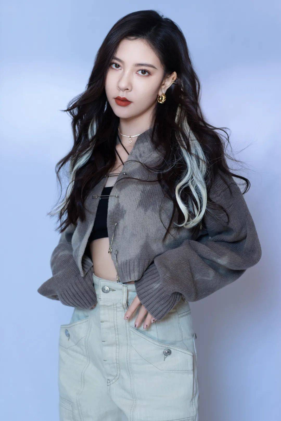 但是吃瓜归吃瓜,我们也别忘了多康康美女们的穿搭造型养养眼哦.