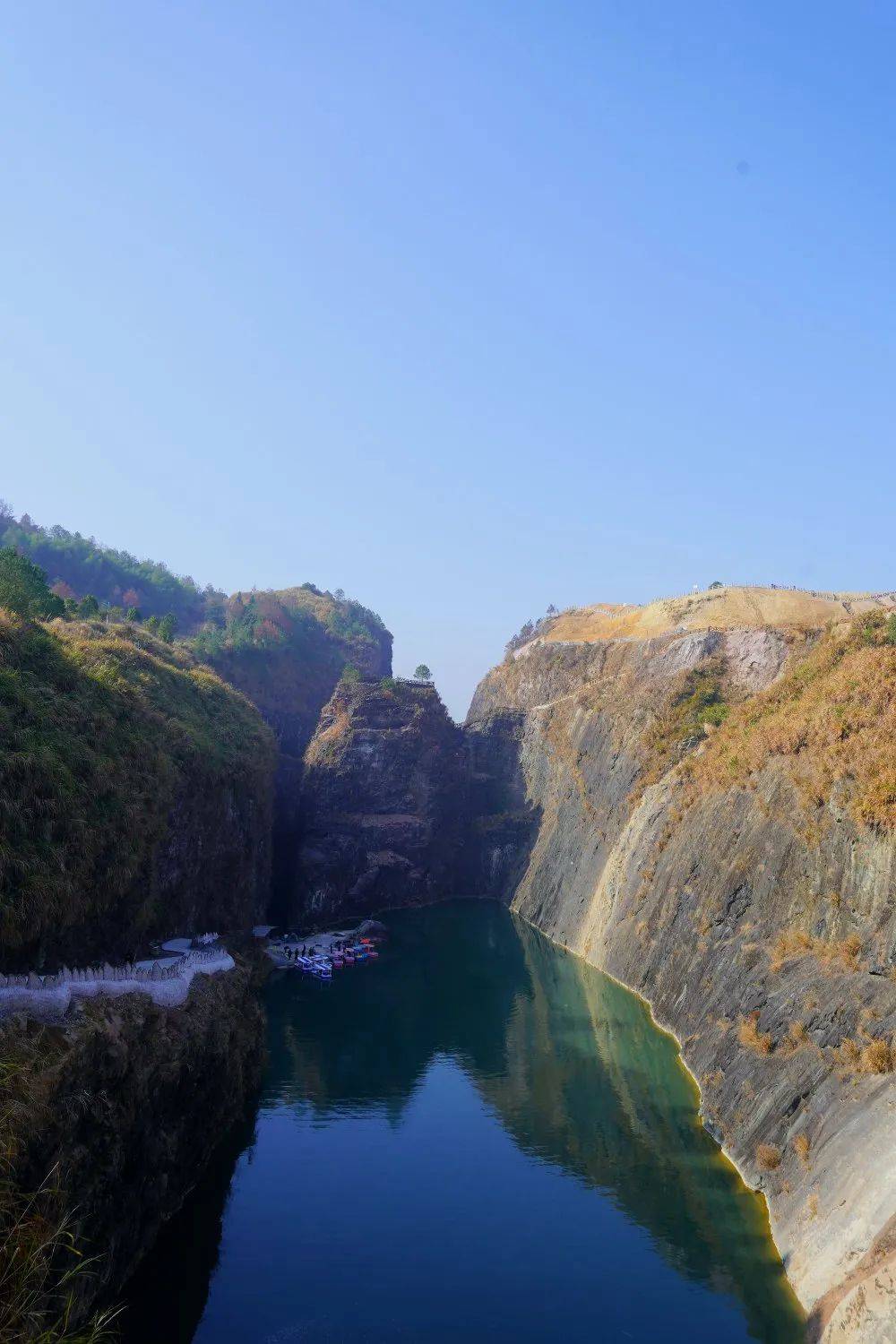 网红大咖走进章氏矿坑冰城旅游景区为你一探这个坑的深浅