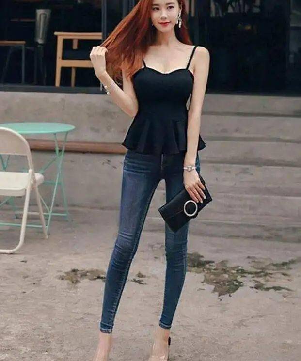 修身牛仔裤:洋气迷人的美女,身材紧致,彰显自信从容的