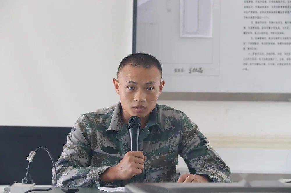 从高中老师到普通一兵他4次应征终如愿