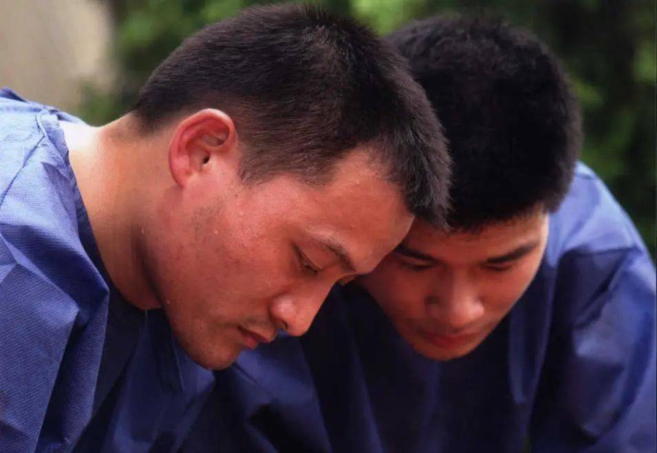 尸体上令人作呕的蛆他拿起来量了量长度