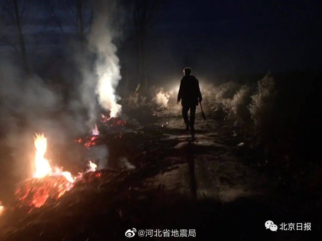 "我是党员,需要什么奖!" 这张背影照片火了