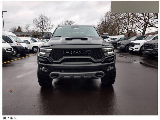 道奇ram trx实拍曝光!搭6.2l v8引擎 地形管理系统 零