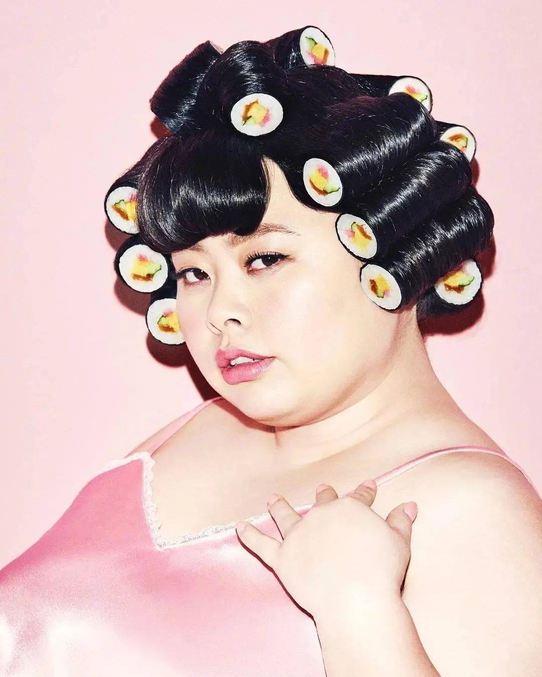 这个日本美女总监,设计风格太大大大大大胆了!_海报