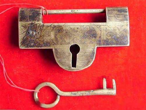 钥匙别具一格,造型复杂精致,从锁体底部开启.此锁用料充足,雕花精美.