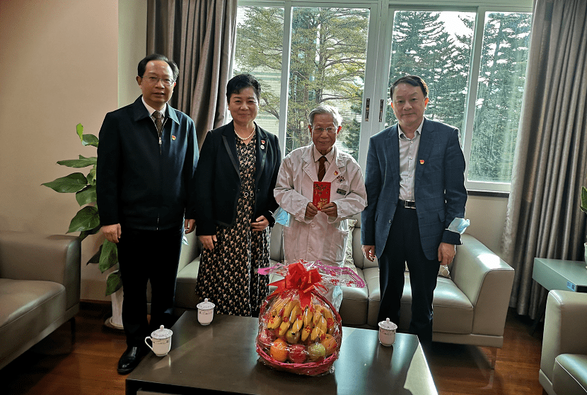 广州中医药大学党委书记张建华校长王省良看望慰问国医大师禤国维教授