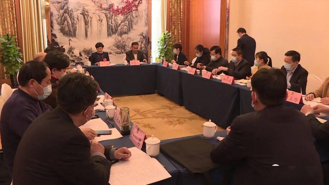 县政协领导和委员讨论赵庆文同志的讲话,县政协常委会