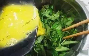 6,香椿炒鸡蛋,健脾保肝最后给大家推荐一道这个季节最适合吃的养肝菜