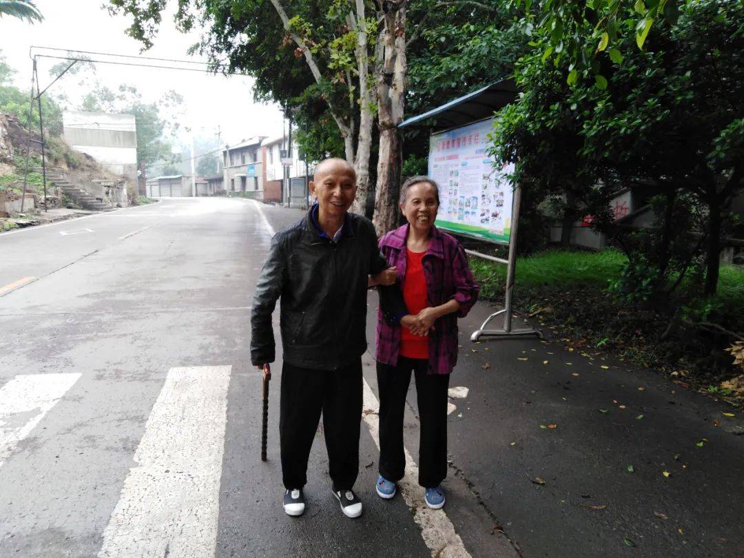 胡正玉搀扶老伴锻炼身体