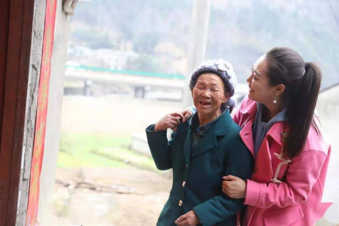 小年,她让农家暖_谭晓梅