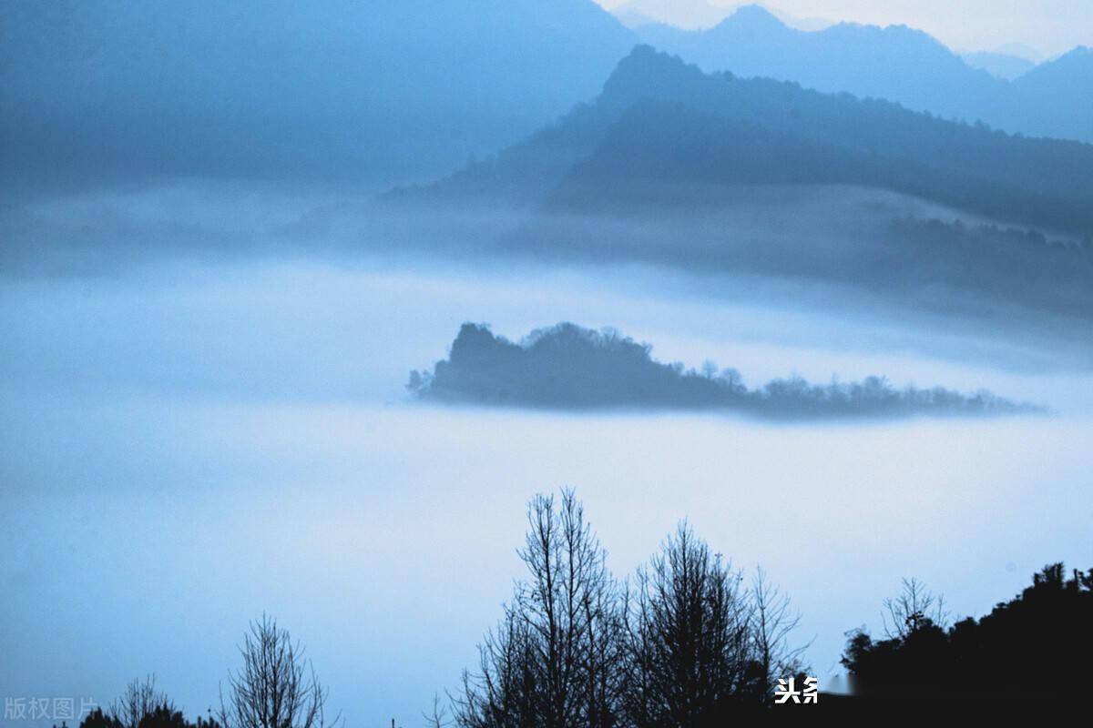 摄影:花果山春雾缭绕,群峰和民居相映成景,风景秀美